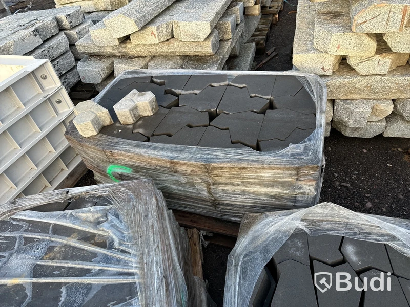 Stort parti med betongfundament och marksten