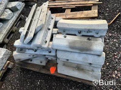 Stort parti med betongfundament och marksten