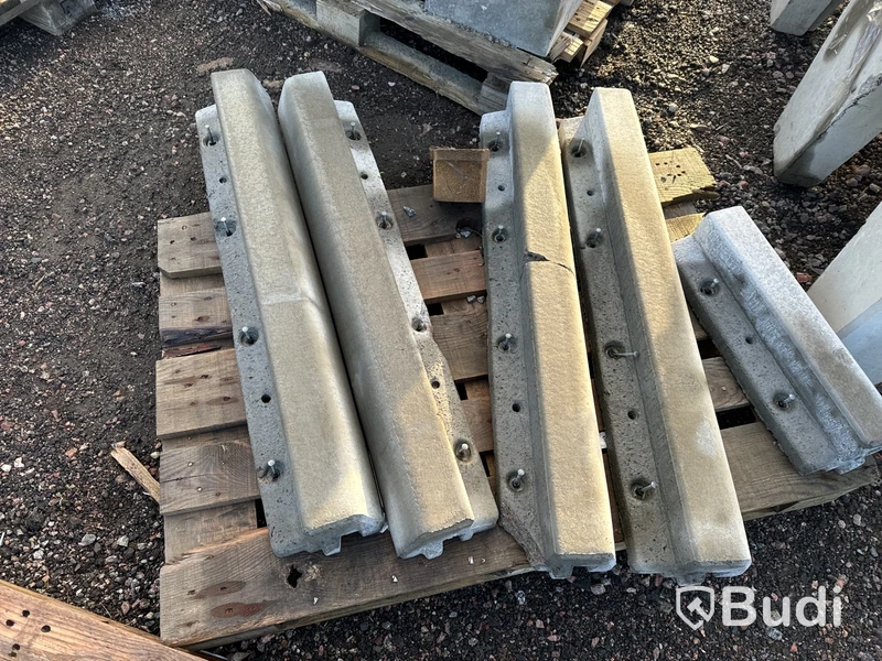 Stort parti med betongfundament och marksten