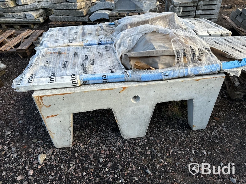 Stort parti med betongfundament och marksten