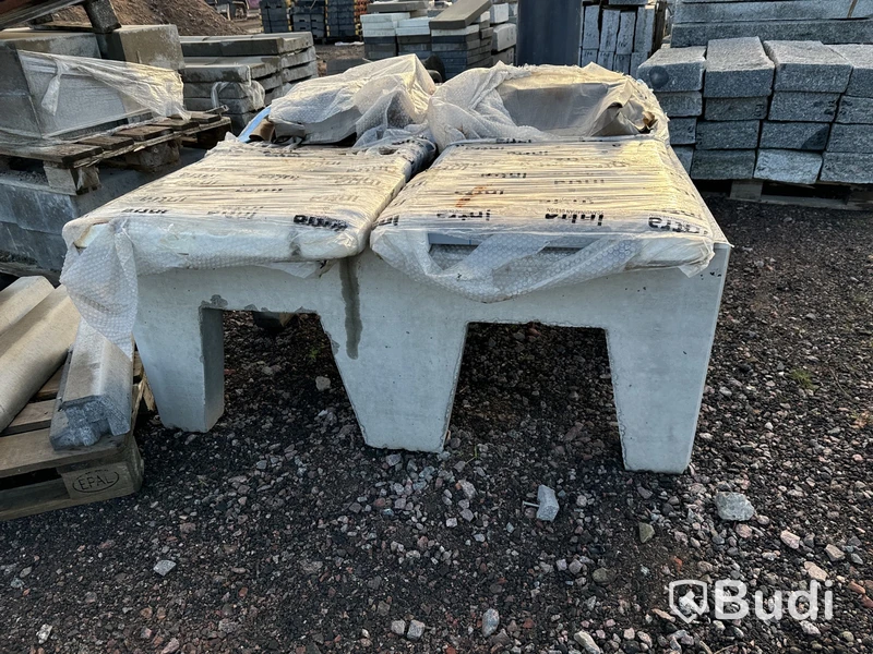 Stort parti med betongfundament och marksten