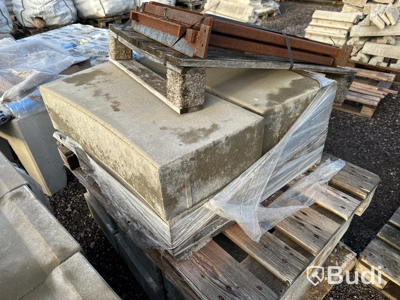 Stort parti med betongfundament och marksten