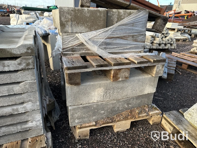 Stort parti med betongfundament och marksten