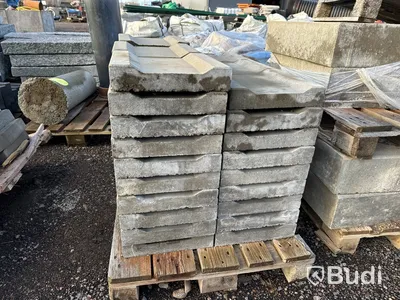 Stort parti med betongfundament och marksten