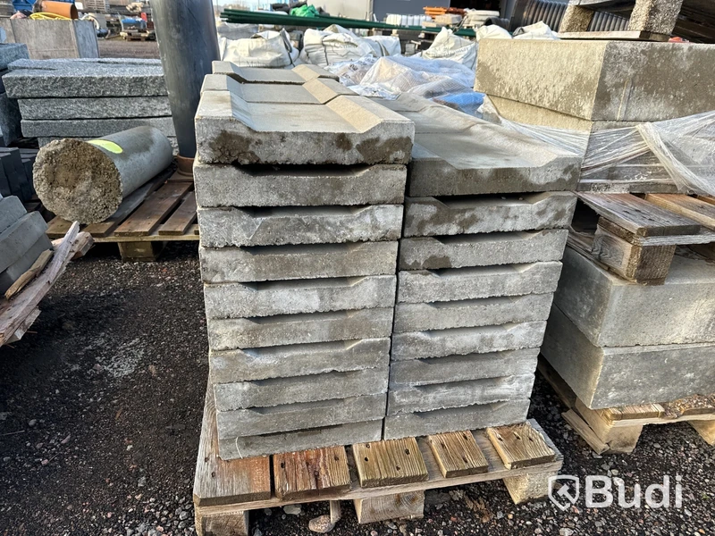 Stort parti med betongfundament och marksten