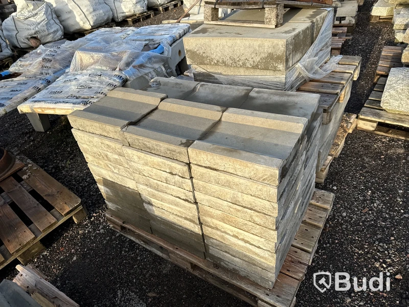 Stort parti med betongfundament och marksten