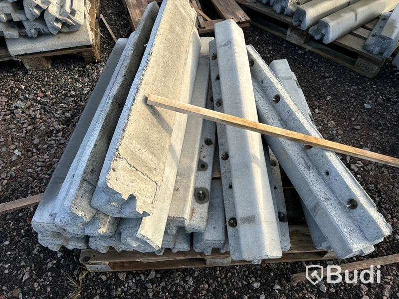 Stort parti med betongfundament och marksten