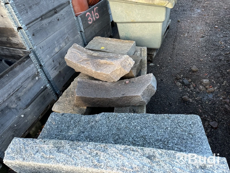 Ca. 5 st. pall med kantsten