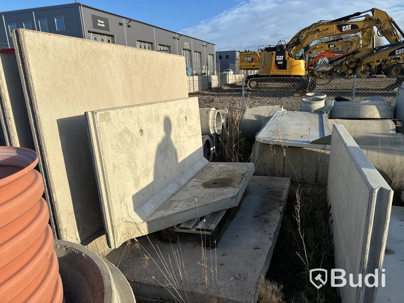 Stort parti med diverse betongfundament