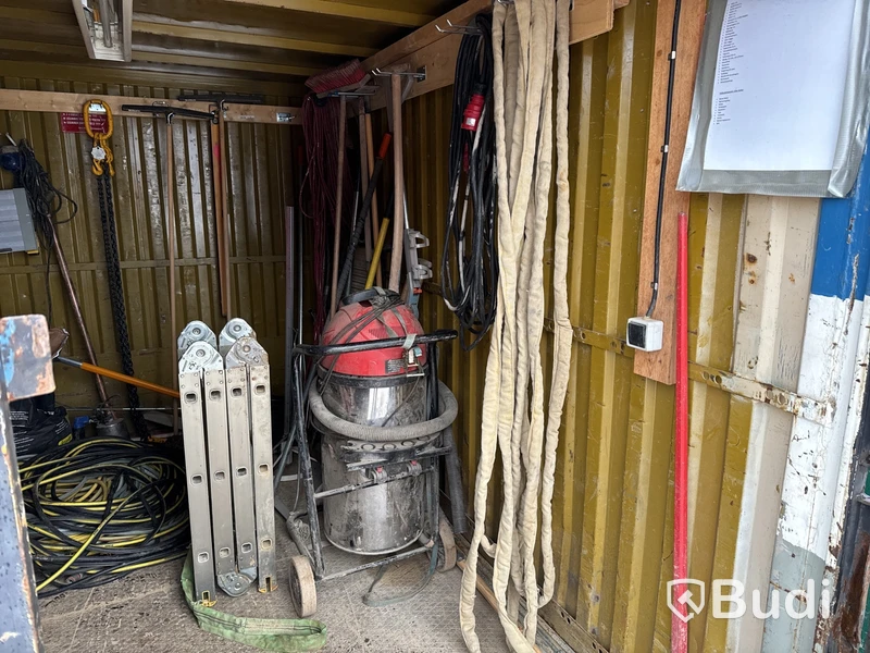 Redskapscontainer inklusive innehåll