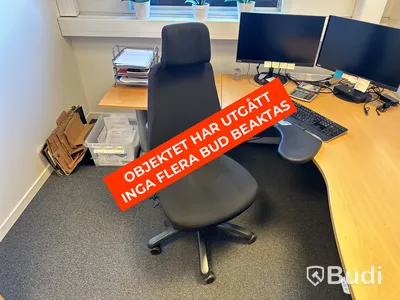 Höj- och sänkbart skrivbord, kontorsstol och 2 st. datorskärmar