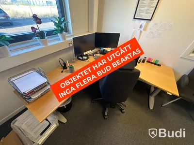 Höj- och sänkbart skrivbord, kontorsstol och 2 st. datorskärmar
