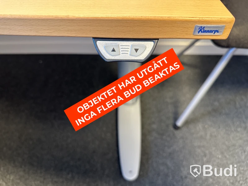 Höj- och sänkbart skrivbord, kontorsstol och 2 st. datorskärmar