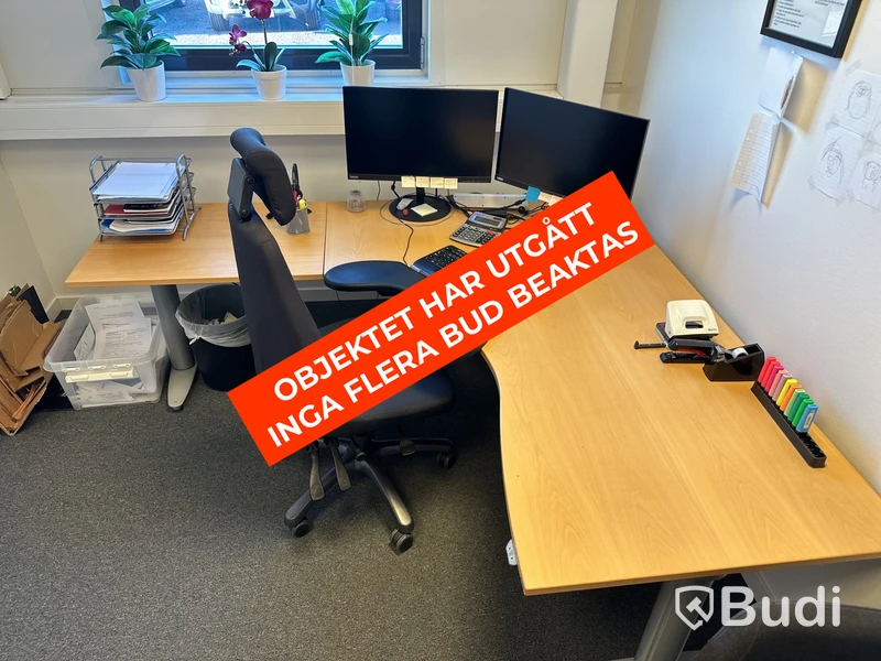 Höj- och sänkbart skrivbord, kontorsstol och 2 st. datorskärmar