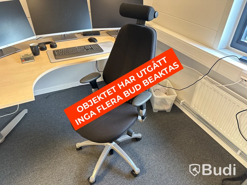 Höj- och sänkbart skrivbord, kontorsstol och 3 st. datorskärmar