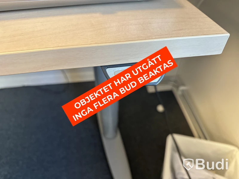 Höj- och sänkbart skrivbord, kontorsstol och 3 st. datorskärmar