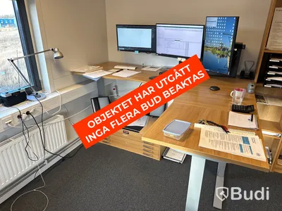 Höj- och sänkbart skrivbord, hurts och 3 st. datorskärmar