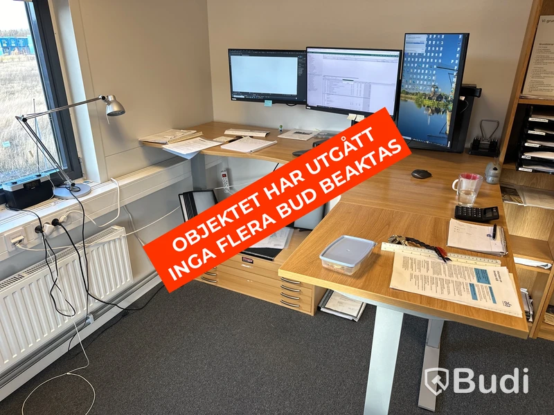 Höj- och sänkbart skrivbord, hurts och 3 st. datorskärmar