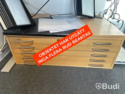 Höj- och sänkbart skrivbord, hurts och 3 st. datorskärmar