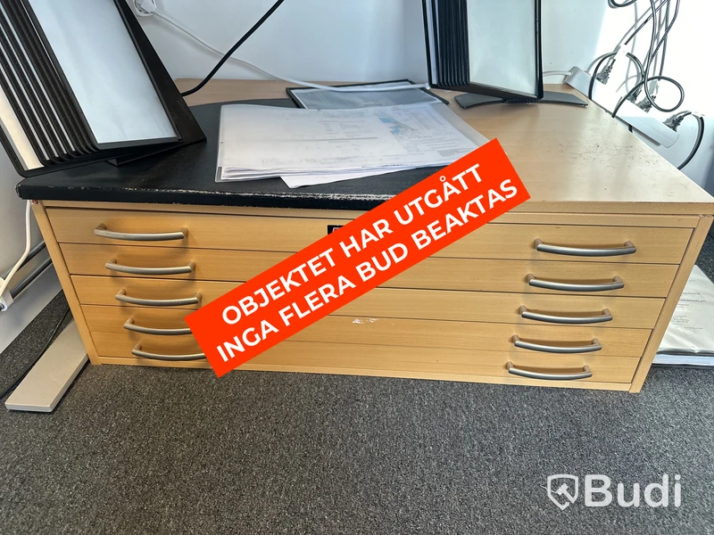 Höj- och sänkbart skrivbord, hurts och 3 st. datorskärmar