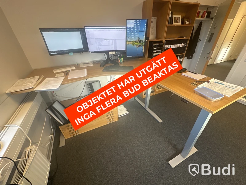 Höj- och sänkbart skrivbord, hurts och 3 st. datorskärmar