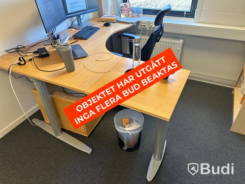 Höj- och sänkbart skrivbord, kontorsstol, 2 st. datorskärmar  och hurts