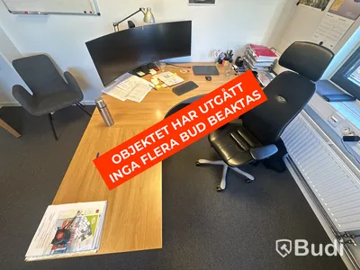 Höj- och sänkbart skrivbord, kontorsstol och 2 st. datorskärmar