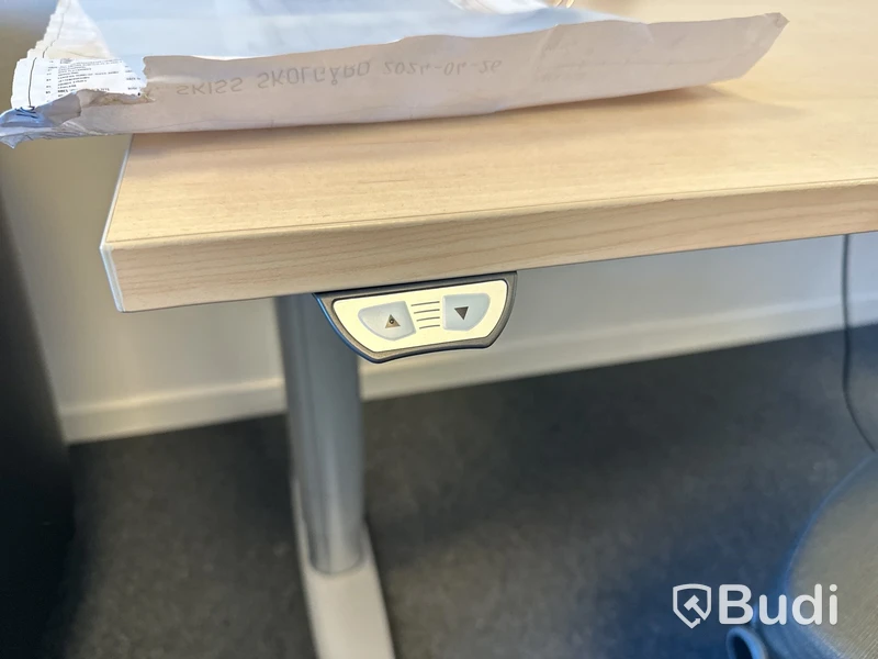 Höj- och sänkbart skrivbord och kontorsstol