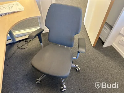 Höj- och sänkbart skrivbord och kontorsstol