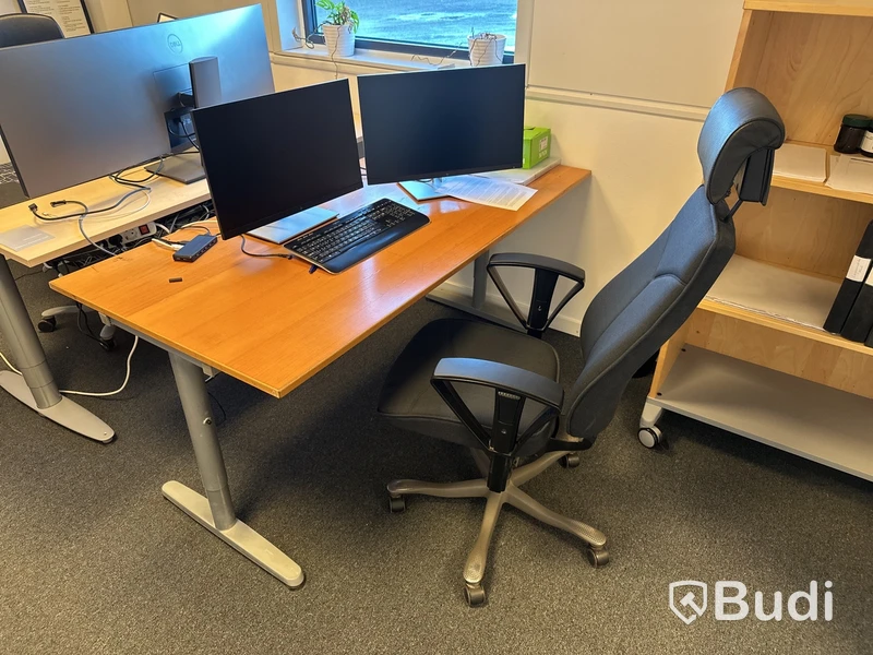 Skrivbord, kontorsstol och 2 st. datorskärmar