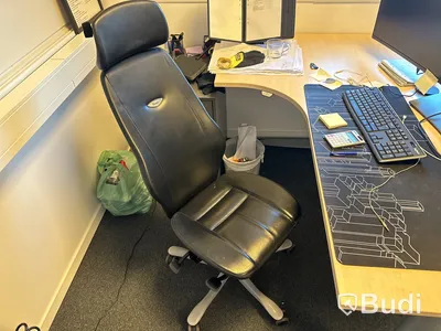 Höj- och sänkbart skrivbord, kontorsstol, datorskärm och hurts