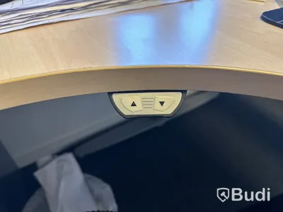 Höj- och sänkbart skrivbord, kontorsstol, datorskärm och hurts
