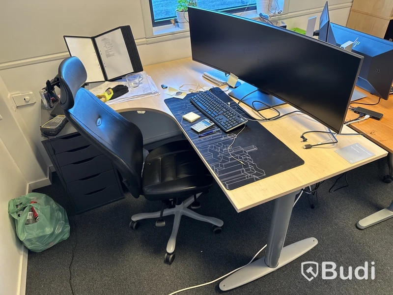 Höj- och sänkbart skrivbord, kontorsstol, datorskärm och hurts