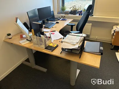 Höj- och sänkbart skrivbord, kontorsstol och 2 st. datorskärmar
