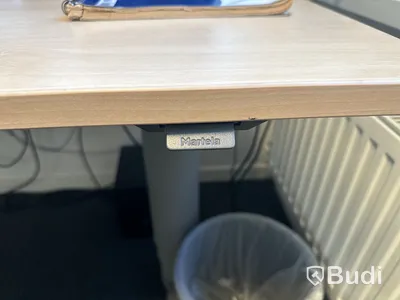 Höj- och sänkbart skrivbord, kontorsstol och 2 st. datorskärmar