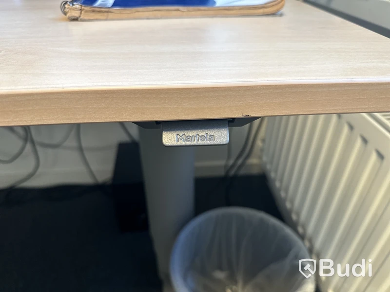 Höj- och sänkbart skrivbord, kontorsstol och 2 st. datorskärmar