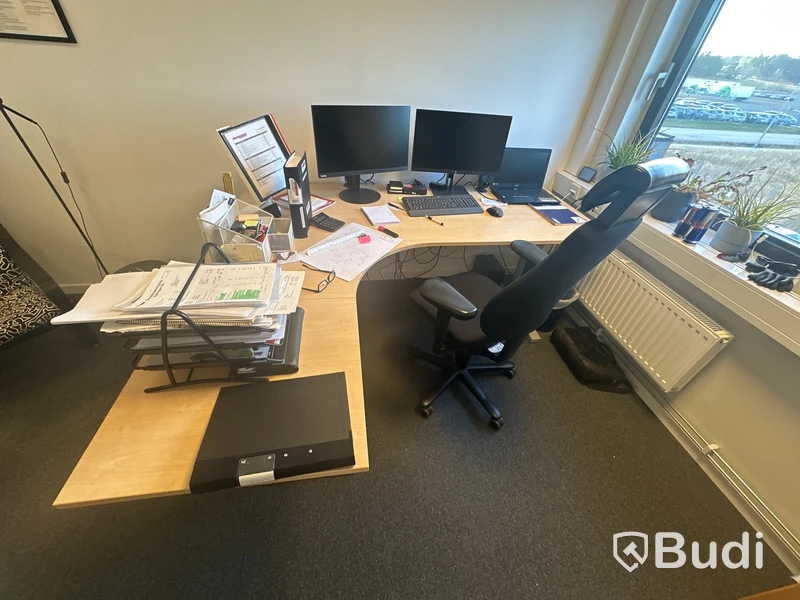 Höj- och sänkbart skrivbord, kontorsstol och 2 st. datorskärmar