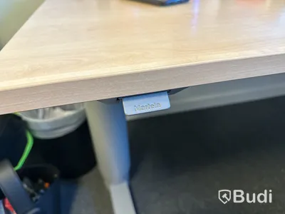 Höj- och sänkbart skrivbord, kontorsstol, 2 st. datorskärmar och hurts