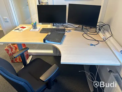Höj- och sänkbart skrivbord, kontorsstol och 2 st. datorskärmar