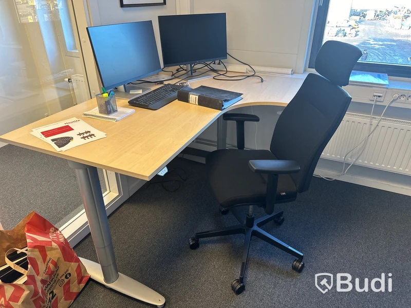 Höj- och sänkbart skrivbord, kontorsstol och 2 st. datorskärmar