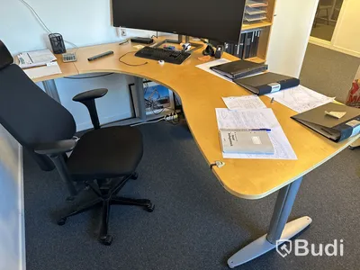 Höj- och sänkbart skrivbord, kontorsstol och datorskärm