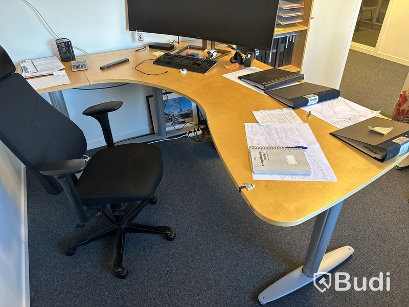 Höj- och sänkbart skrivbord, kontorsstol och datorskärm