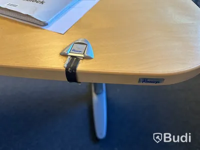Höj- och sänkbart skrivbord, kontorsstol och datorskärm