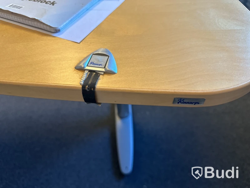 Höj- och sänkbart skrivbord, kontorsstol och datorskärm