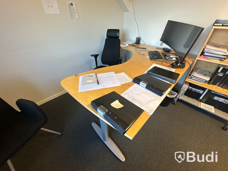 Höj- och sänkbart skrivbord, kontorsstol och datorskärm