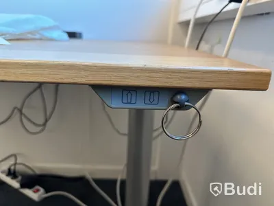 Höj- och sänkbart skrivbord, kontorsstol och 2 st. datorskärmar