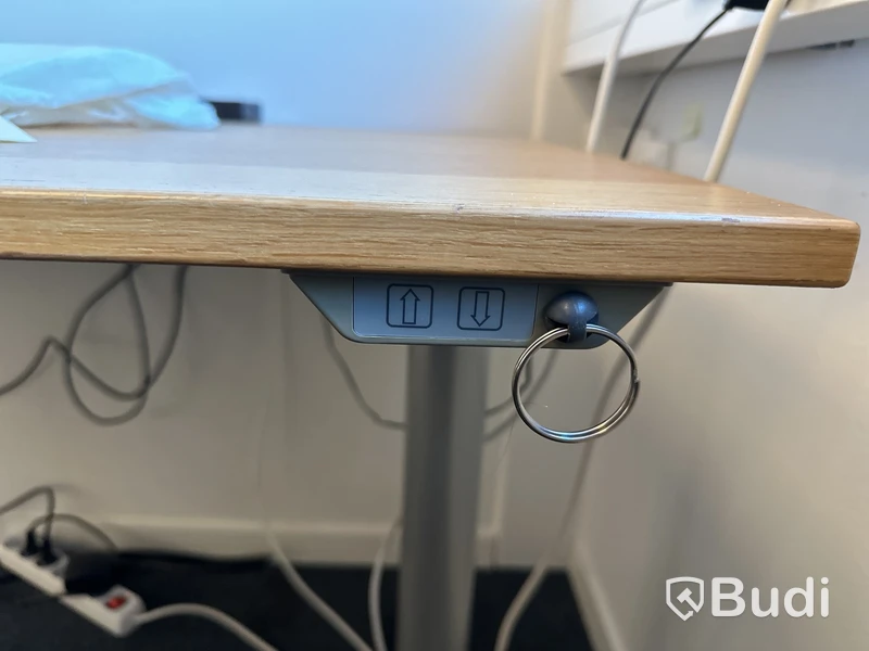 Höj- och sänkbart skrivbord, kontorsstol och 2 st. datorskärmar