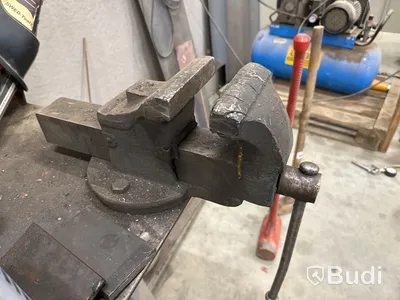 Svetsbänk med skruvstäd