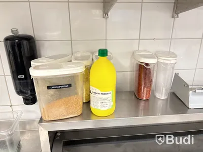 Kantiner, skärbrädor, glas, kaffekoppar, knivar etc.