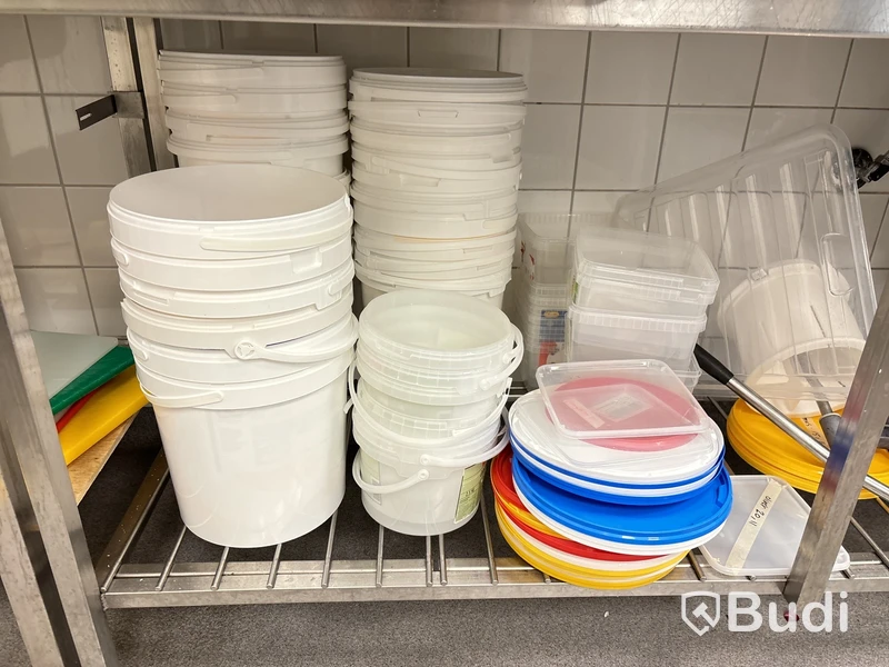 Kantiner, skärbrädor, glas, kaffekoppar, knivar etc.